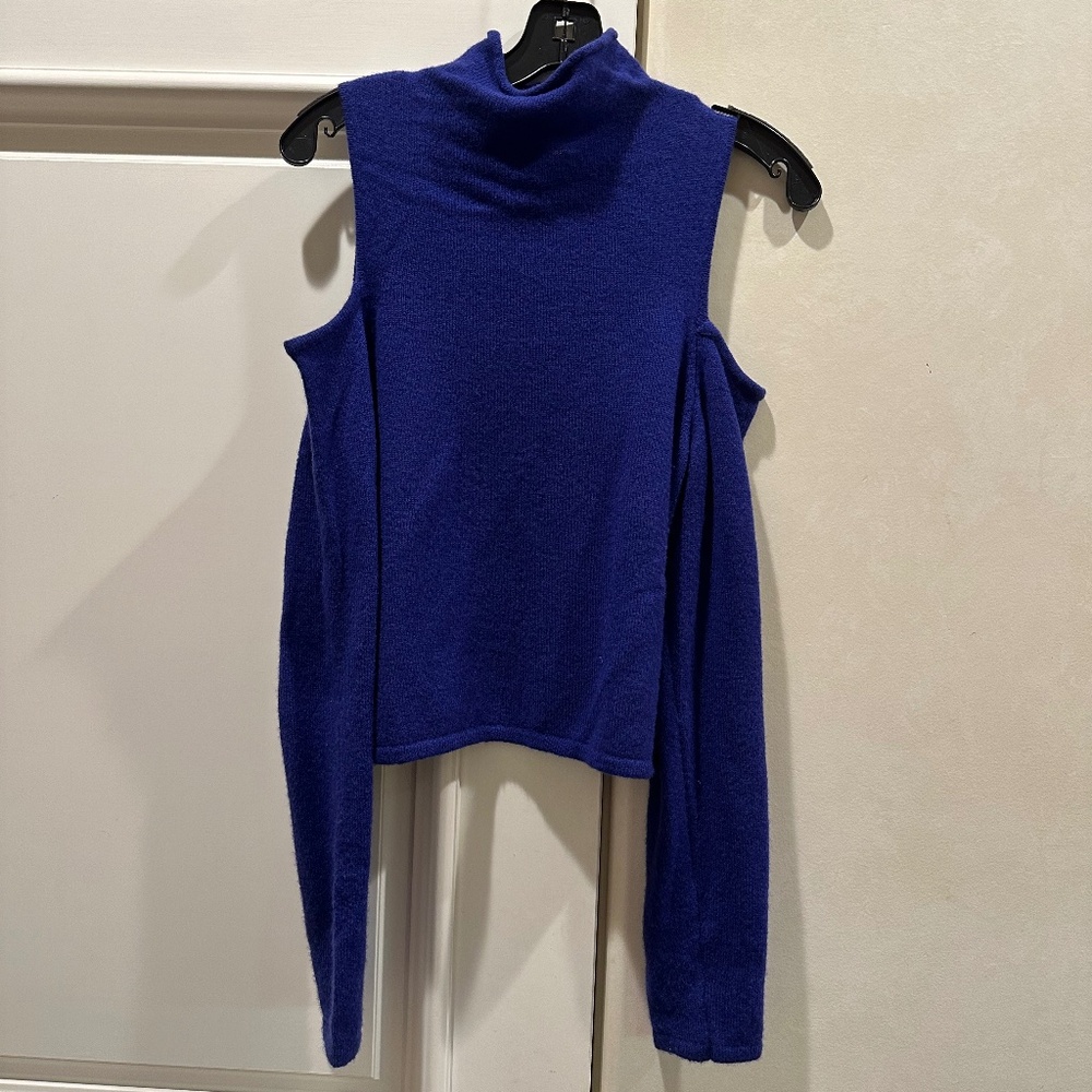 La PointeMock neck sweater with bare shoulders, long sleeve, cropped Size Xs & S